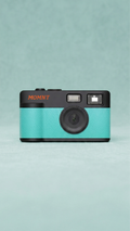 MOMNT Azul — schermloze digitale camera in blauw